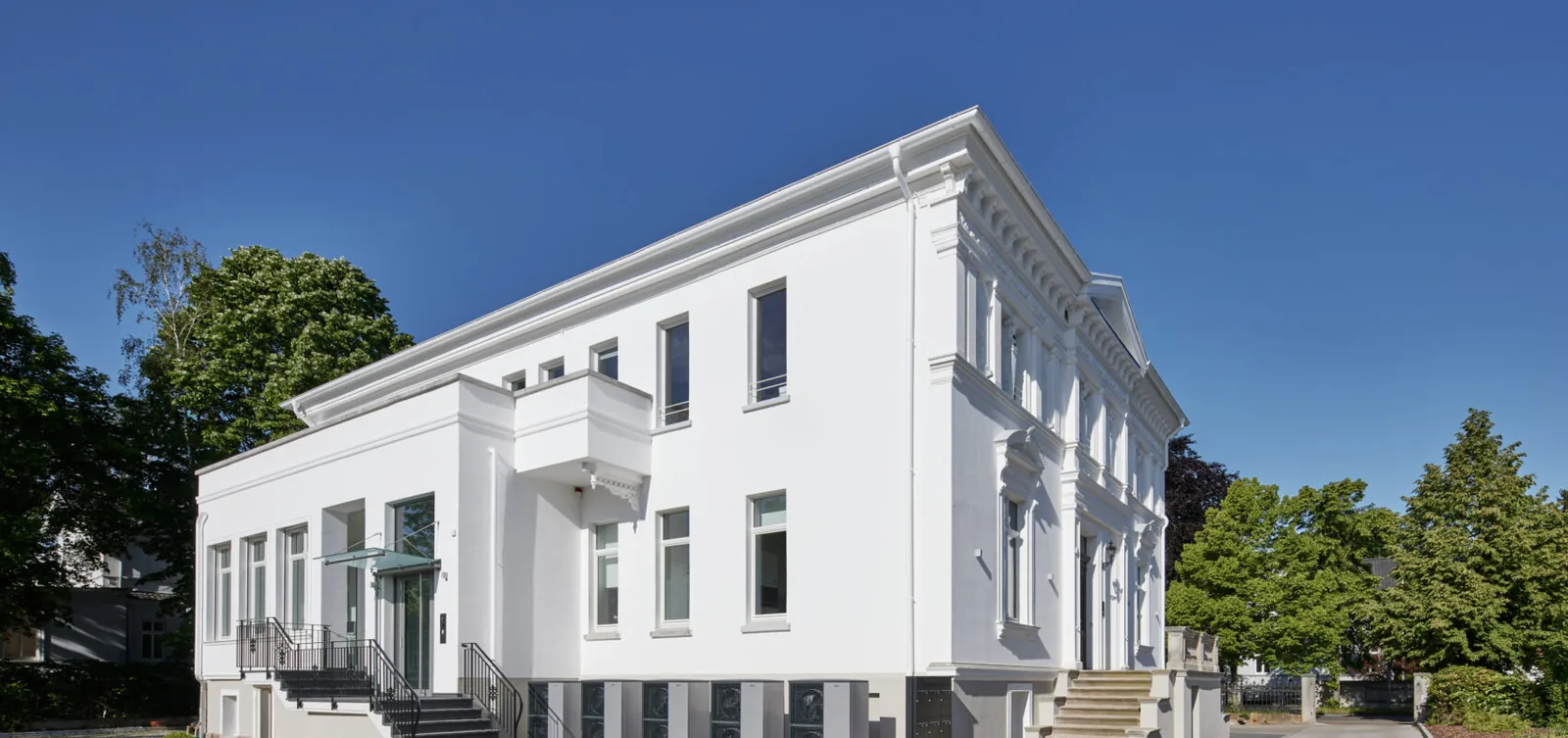 Eingang des Rubedo Spa Minden — Stuckvilla mit modernem Anbau in der Marienstraße 58